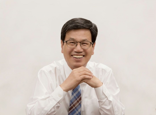 김돈곤 청양군수가 최근 집무실에서 자신의 삶과 군정 철학에 대해 밝히고 있다.