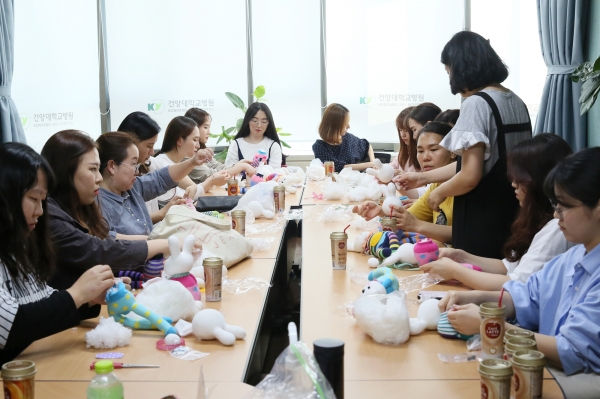 건양대병원 사랑나누리봉사단 소속 신생아중환아실 간호사들 인형을 만들고 있다.