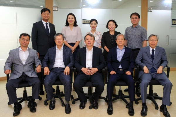 법무법인 유앤아이가 창립 5년만에 대전 충청지역 최대 법무법인으로 우뚝 섰다. 사진은 유앤아이 소속 변호사 11명.