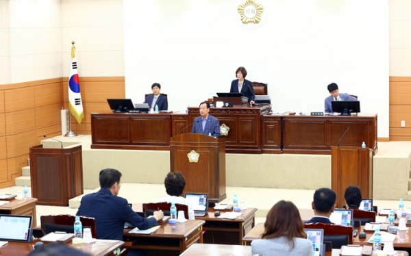 제229회 유성구의회 임시회가 25일 개회된 가운데 송봉식 부의장이 5분 발언을 하고 있다.