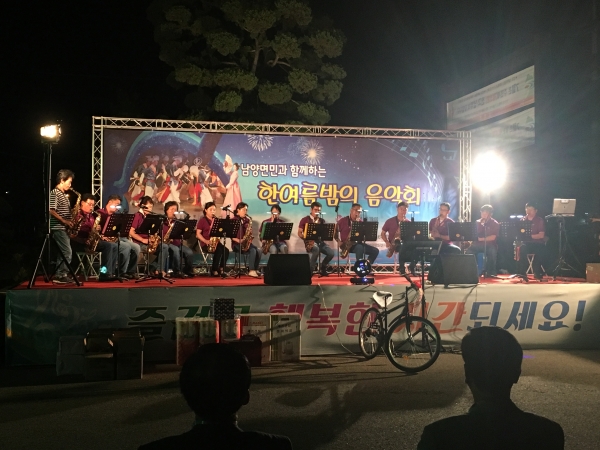 24일 저녁 7시부터 청양군 남양면사무소 광장에서 주민 300여명이 모인 가운데 ‘남양면민과 함께하는 한 여름 밤의 음악회’를 가졌다.