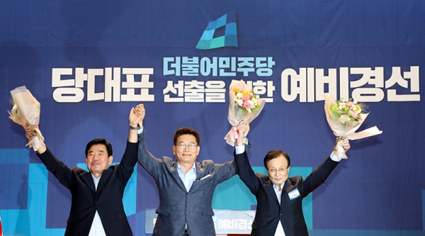 지난 26일 열린 당대표 1차 예비경선에서 이해찬 의원과 송영길 의원, 김진표 의원(오른쪽부터)이 본선에 진출했다. 민주당 홈페이지.