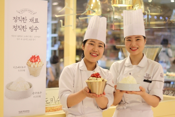롯데백화점 대전점 1층 성심당 케익부띠끄 매장에서 직원들이 여름 인기메뉴인 ‘치즈베리빙수(왼쪽, 9000원)’와 ‘순수빙수(오른쪽, 8000원)’를 들어 보이고 있다.