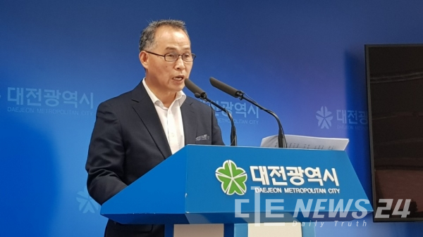 월평공원 공론화위원회 김영호 위원장이 8일 대전시청에서 기자브리핑에서 앞으로의 활동 계획에 대해 설명하고 있다.