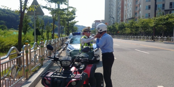 당진경찰서의 오토바이 번호판 무등록 및 안전장구 미착용 집중 단속 장면