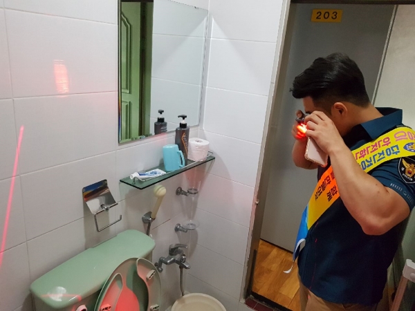 당진경찰서의 숙박업소 불법카메라 설치여부 점검 장면