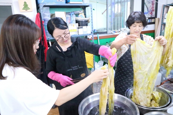 9일 이미선 대표(오른쪽)와 류지원 교수(가운데), ‘스타일러’ 동아리 학생이 구기자와 감초를 활용해 천연염색 스카프를 제작하고 있다