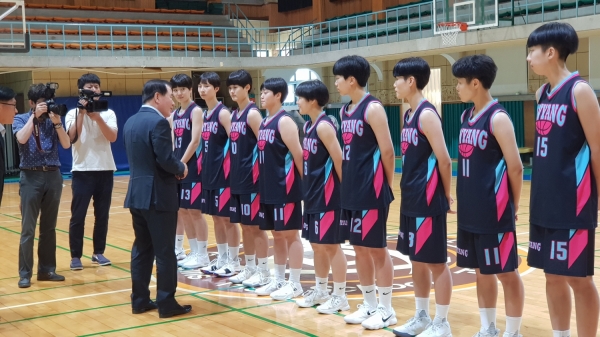 김지철 충남교육감이 9일 제48회 전국소년체전에 참가할 농구선수들을 격려하고 있다.