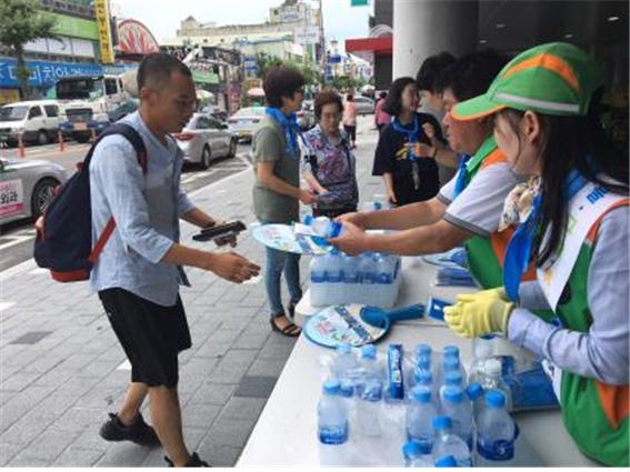 9일 세종시가 조치원읍 시민행복쉼터에서 시민들에게 얼음물을 배부하고 있다.