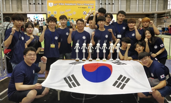 상명대학교 휴먼지능로봇공학과 로봇동아리 ‘휴머노이드 로봇클럽’이 2018FIRA RoboWorld Cup & Cogress(이하 FIRA2018) 대회에서 금3, 은3, 동3로 종합우승을 차지했다.