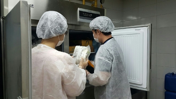 지난 7일 유성구 위생과 직원들이 관내 음식점을 방문해 ATP측정기로 세균 오염도측정 등 위생 점검을 하고 있다.