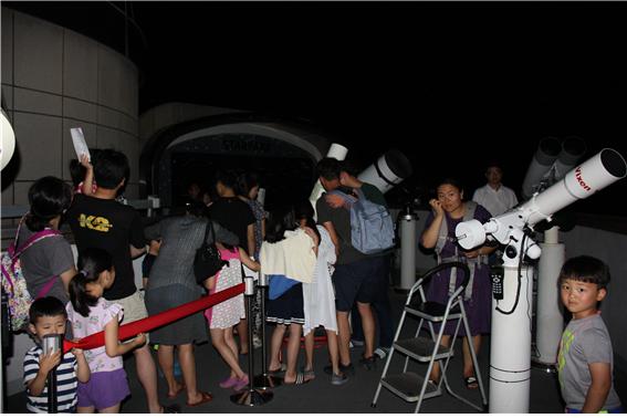 청양 칠갑산천문대가 지난 12일까지 3일간  1500명의 관람객들이 참여한 가운데 ‘칠갑산천문대 별똥별 파티’를 성공적으로 마무리했다.