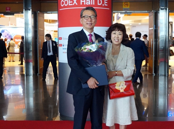 단국대병원 신삼철(59) 행정부원장이 최근 코엑스에서 열린 국제보건의료산업 박람회에서 국민보건향상과 의료계 발전한 공헌한 공로를 인정받아 보건복지부장관 표창을 수상했다.