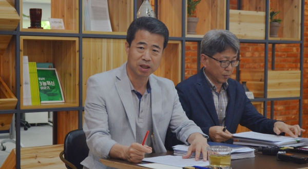 14일 박지흥 친환경농산과장(왼쪽)과 오진기 축산과장(오른쪽)이 폭염 및 가뭄 피해 대책에 대해 설명하고 있다.