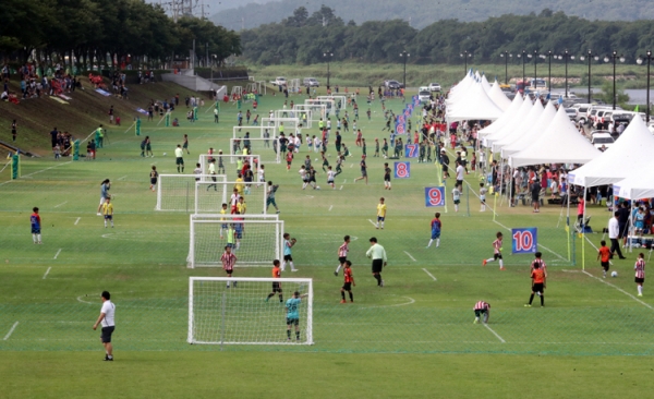 이번 대회는 전국에서 초등학교와 클럽팀들이 모두 참가해 자웅을 겨루고 있다. 사진은 U-8 경기 모습.