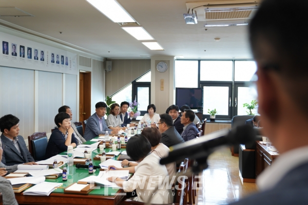 아산시의회가 14일 오전 10시 의장실에서 의원회의를 개최했다.