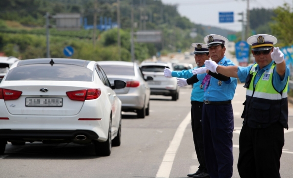 태안군 모범운전자회 회원들이 피서철 교통질서 확립을 위한 봉사활동을 전개 하고 있다