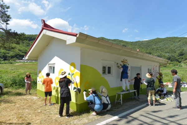 백석대·백석문화대학교 교수와 교직원, 재학생 20여명이 16일 천안 목천읍 송전리마을 일원에서 마을 벽화 그리기에 나섰다.