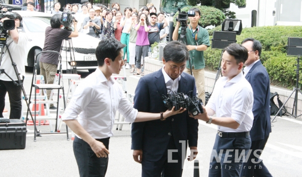여비서 성폭행 혐의를 받고 있는 안희정 전 충남지사가 지난 14일 1심 선고 공판 출석을 위해 서울 서부지법에 들어서고 있는 모습.