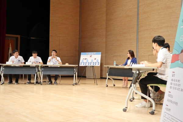 18일 유성구가 유성구청소년수련관에서 ‘제1회 대전 청소년 토론대회’를 개최한 가운데, 청소년들이 열띤 토론을 펼치고 있다.