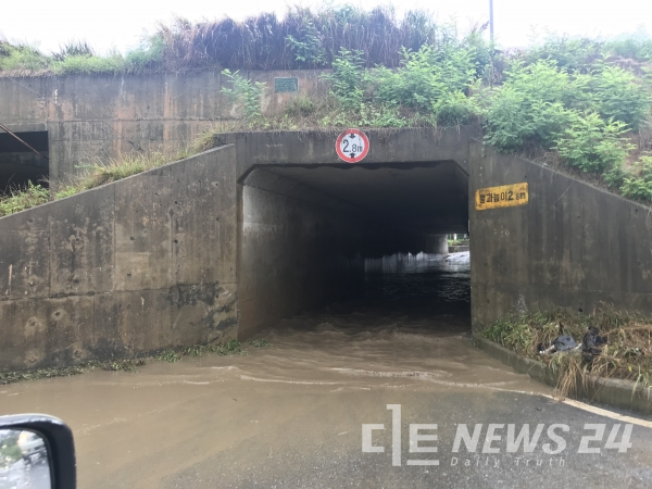 ​지난 주말부터 시작된 비로 대전지역에 수십 건의 비피해가 발생했다. 대전 유성구 탑립동 지하차도 침수 장면. 사진-이지수 기자.
