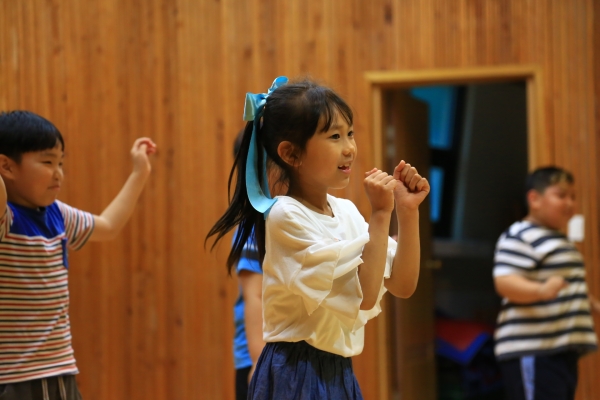 음악에 맞춰 신나게 춤을 추는 초원초 방송댄스부 학생들.