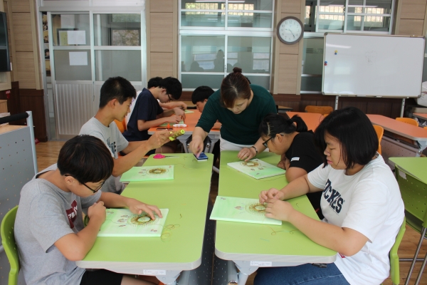 미술공예반 학생들이 드림캐처를 만들고 있다.