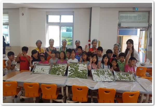 10일 청양 정산초는 전교생을 대상으로 한가위 대비 송편 빚기 체험활동을 가졌다.