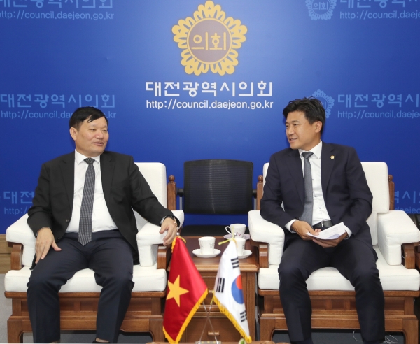 김종천 대전시의회 의장(우측)이 베트남 흥옌성 응웬 반 퐁 주석(좌측)과 함께 대화하고 있는 장면. 대전시의회 제공.