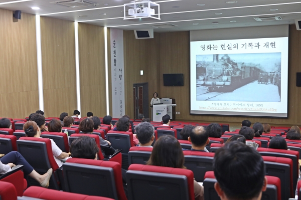 순천향대학교 부속 천안병원은 12일 병원 강당 송원홀에서 교직원을 위한 명사초청 특강을 개최했다.