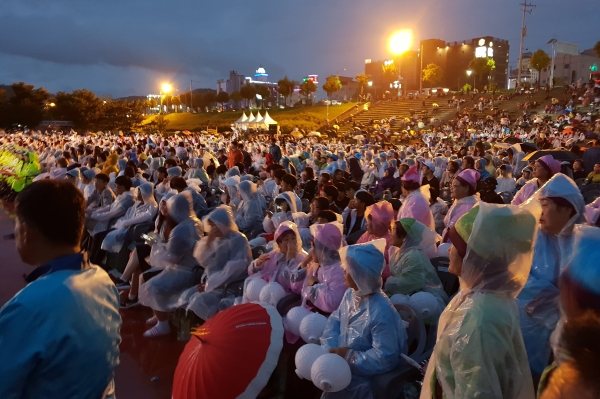 14일 제64회 백제문화제가 개막식이 열린 신관공원에 빗속에서 관람하고 있는 관광객들.