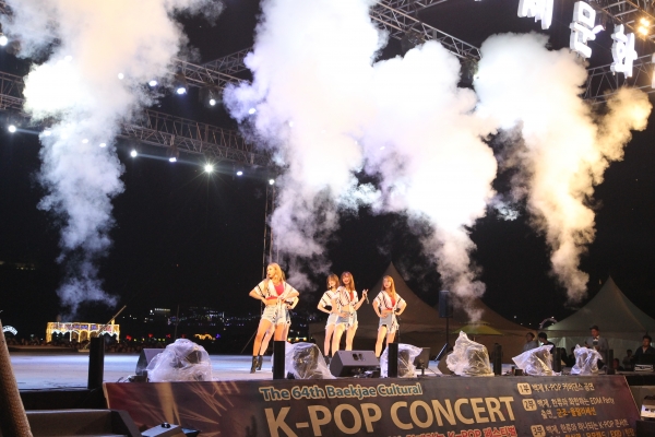 15일 오후6시30분에  'K-POP한류페스티벌'이 주무대에서 열린 가운데 EXID가 열창하면서 구름관중을 열광시켰다.