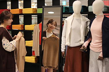 롯데백화점 대전점 3층 여성패션 유닛 매장에서 여성 고객이 니트를 살펴보고 있다.