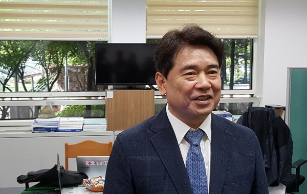 육동일 신임 자유한국당 대전시당위원장이 17일 대전시의회 기자실을 방문, 향후 활동 목표에 대해 설명하고 있다.