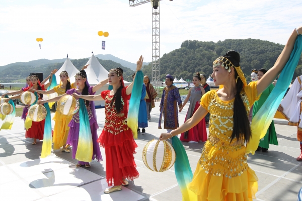 18일 오전 11시 신관공원 주무대에서 천안 극단의 '서역에서 온 불교기악단' 공연이 펼쳐지고 있다.