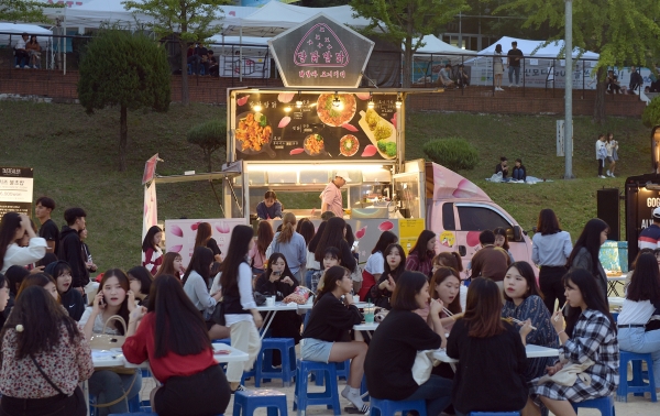 순천향대학교는 18일부터 20일까지 교내 일원에서 총학생회 주체로 2018 피닉시아 축제를 개최했다.