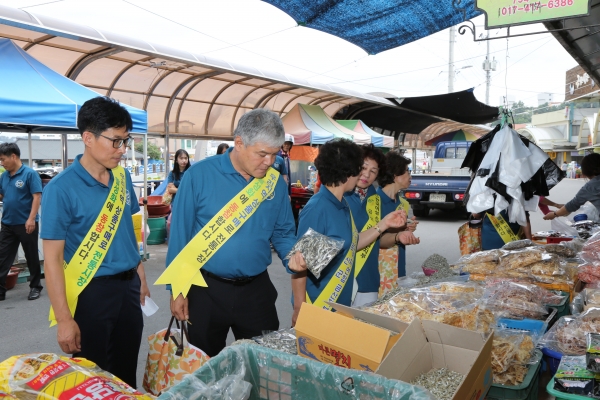 문정우 군수가 지난 19일 추석을 맞아 직원들과 지역경제활성화를 위해 전통시장과 청년몰 이용을 당부하면서 장을 보고 있다.