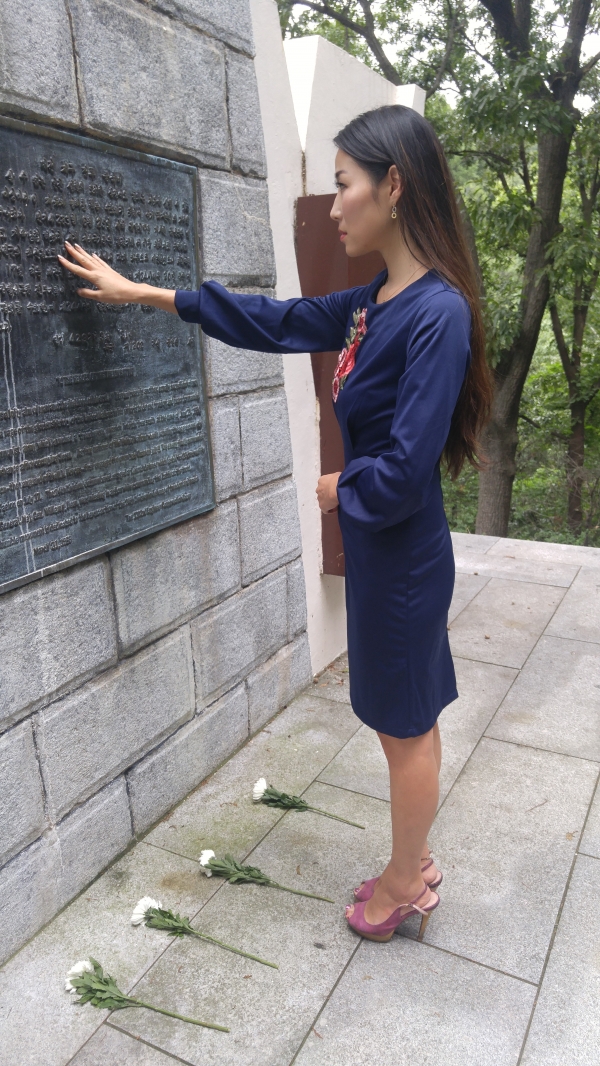 대전지구 전승비에 헌화하고 기념비를 기리고 있는 한나 김.