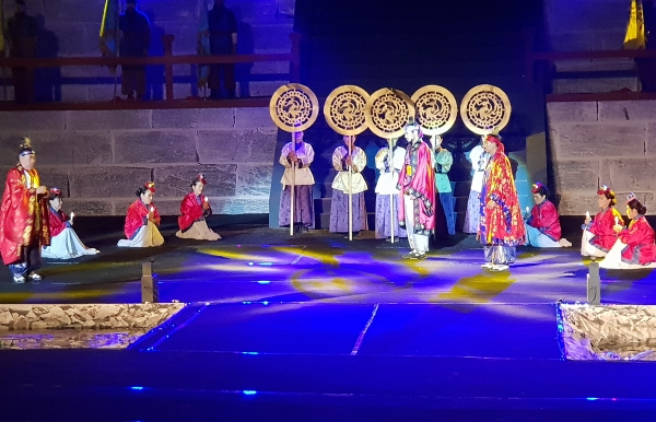 백제문화제의 대표 프로그램인 웅진판타지아 '백제의 꿈' 공연이 22일까지 매일 밤 9시 30분에 공산성 내 특설무대에서 펼쳐지고 있다.
