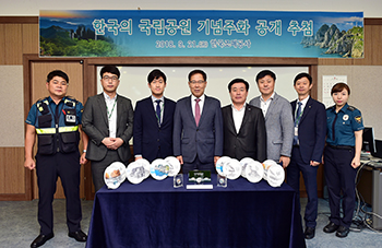 한국조폐공사는  21일 대전 본사에서 조폐공사 서태원 사업이사(왼쪽네 번재)와 경찰관 등의 입회 아래 ‘한국의 국립공원’ 기념주화 추첨행사를 가졌다.