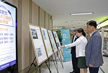 가톨릭대학교 대전성모병원 김용남 병원장을 비롯한 보직자들이 직원 공모전으로 진행되는 환자 안전 사진전을 둘러보고 있다.