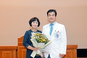 을지대병원 김진옥 심사팀장(왼쪽)이 보건복지부장관상을 수상한 후 홍인표 을지대병원장과 기념촬영을 하고 있다.