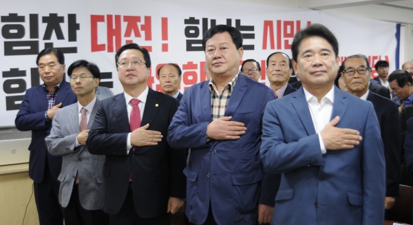 5일 자유한국당 대전시당위원장 이취임식. 육동일 신임위원장(맨 오른쪽)과 이은권 전 위원장(오른쪽 두번째)이 국민의례를 하고 있다.