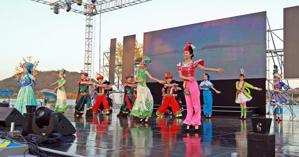 7일 오후 국제 문화예술교류의 밤 공연에서 중국 구이저우성 소수민족의 공연이 시민들의 시선을 사로잡고 있다.