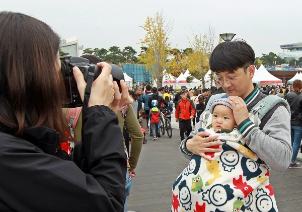 9일 제6회 세종축제가 열리고 있는 세종호수공원에 2만여명의 인파가 몰린 가운데 한 젊은 세대의 아빠가 아기를 안고 있는 모습이 너무나 다정스럽다.