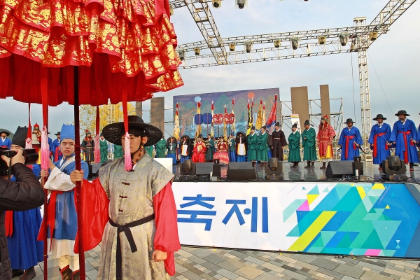 세종대왕 즉위 600년을 기념한 어가행렬이 세종축제 마지막날인 9일 오후 세종호수공원에서 열려 관람객들의 눈길을 사로잡았다.