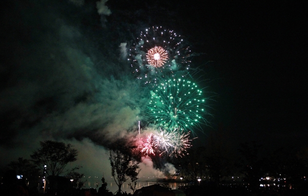 9일 오후 9시 폐막불꽃쇼가 세종호수공원 주무대에서 노을음악회가 끝나면서 펼쳐져 관람객들에게 아름다운 밤을 선사했다.