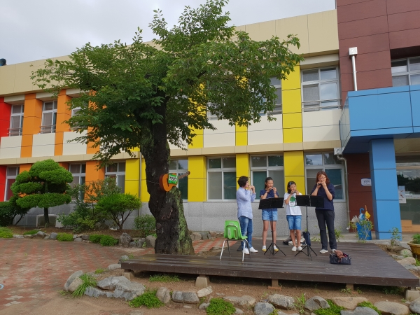 홍성 홍동초 방과후학교는 학교, 학부모, 마을공동체의 삼위일체로 지역의 자랑이다. 학생과 마을 주민 간 오카리나 합동공연을 하고 있다.