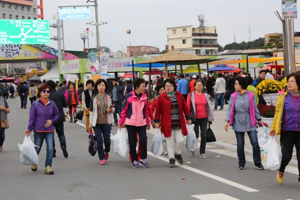 국제인삼교역관에서 인삼 알뜰 쇼핑에 나선 관광객들.