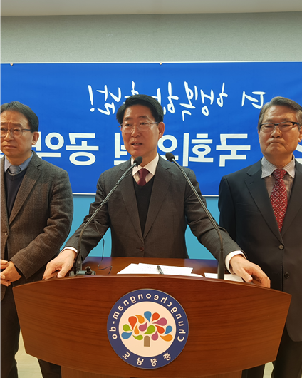 사진=지난 1월 18일 도지사 후보였던 양승조 충남지사가 '65세 이상 어르신 버스비 무료'  공약을 발표하고 있다.